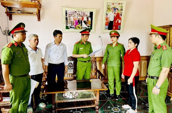 Cơ quan CSĐT Công an tỉnh Thanh Hóa thi hành Lệnh bắt tạm giam đối với Nguyễn Thị Minh (Ảnh: Công an Thanh Hóa)