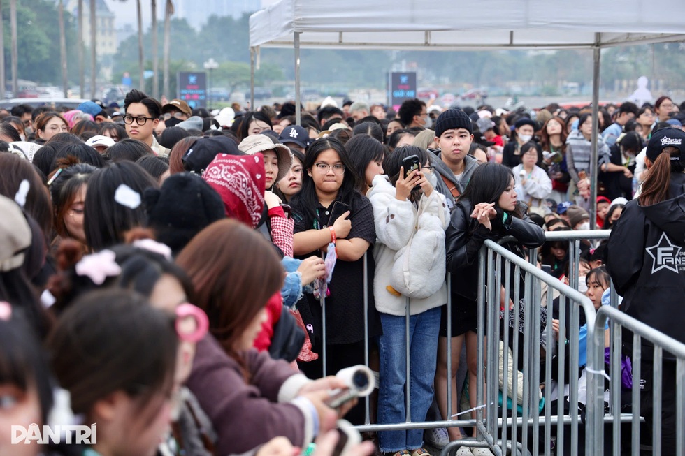 Hà Nội: Fan thức xuyên đêm, ngất xỉu vì kiệt sức chờ xem Anh trai say hi - 1