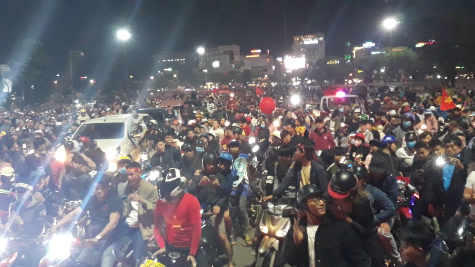 Hàng vạn người hâm mộ xuống đường mừng U22 Việt Nam vô địch SEA Games - 48 Hàng vạn người hâm mộ xuống đường mừng U22 Việt Nam vô địch SEA Games - 48