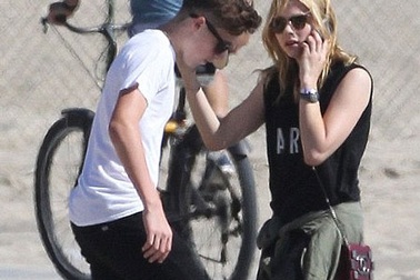 Cậu cả nhà Beckham đã hò hẹn được 3 tháng