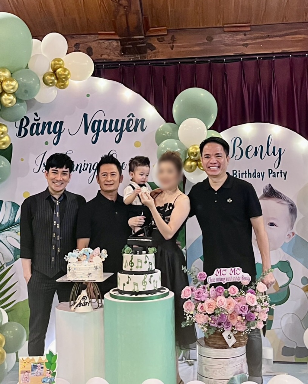 Bằng Kiều và bạn gái làm lễ thôi nôi cho quý tử thứ 4 - 1 Bằng Kiều và bạn gái làm lễ thôi nôi cho quý tử thứ 4 - 1
