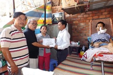 Trao hơn 77 triệu đồng đến người đàn ông có khối u chiếm hết khuôn mặt