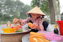 Bà cụ bán bánh mì thịt 5.000 đồng "bao no" cho người nghèo