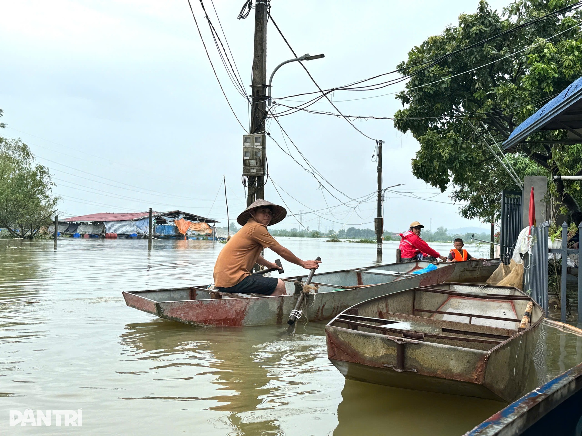 Hà Nội: Nhà chìm giữa ốc đảo, mẹ ôm con 9 tháng tuổi tháo chạy - 8 Hà Nội: Nhà chìm giữa ốc đảo, mẹ ôm con 9 tháng tuổi tháo chạy - 8