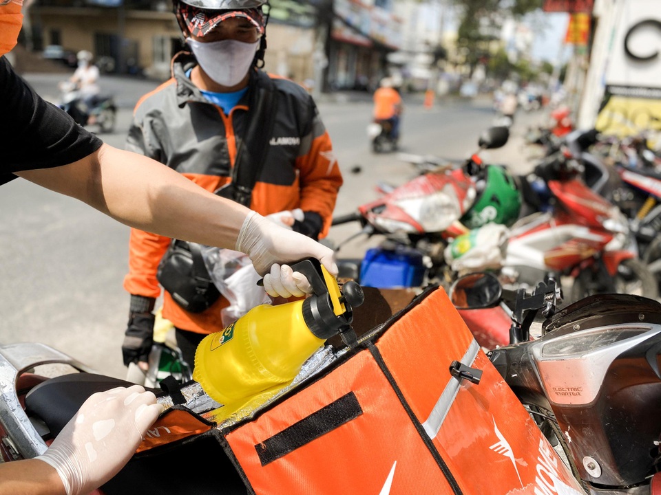 Lalamove hỗ trợ 10.000 khẩu trang, nước rửa tay cho tài xế chống dịch Covid-19 - 3 Lalamove hỗ trợ 10.000 khẩu trang, nước rửa tay cho tài xế chống dịch Covid-19 - 3