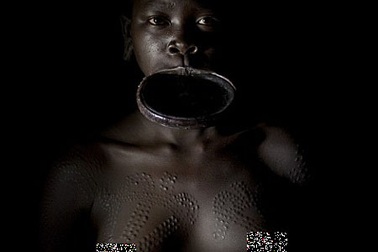 Bộ tộc có cách làm đẹp đau đớn nhất hành tinh