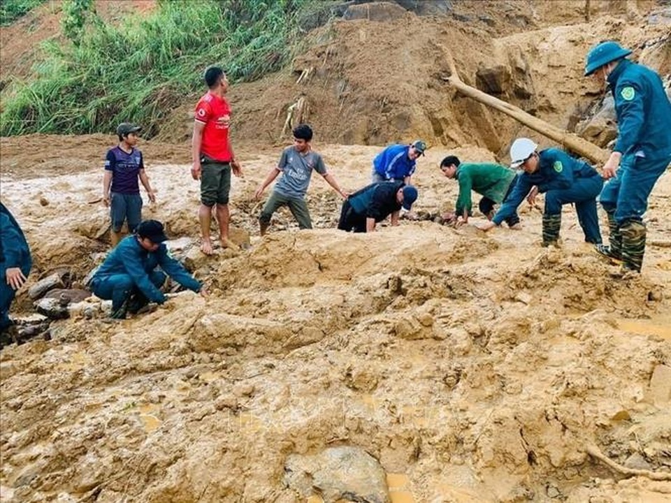 11 người bị núi vùi lấp ở huyện Phước Sơn, đã tìm thấy 5 thi thể - 1 11 người bị núi vùi lấp ở huyện Phước Sơn, đã tìm thấy 5 thi thể - 1