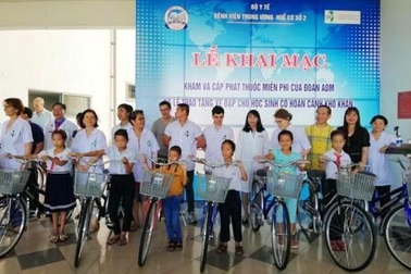 Khám bệnh, cấp thuốc miễn phí 1.300 dân nghèo và tặng xe đạp cho học sinh