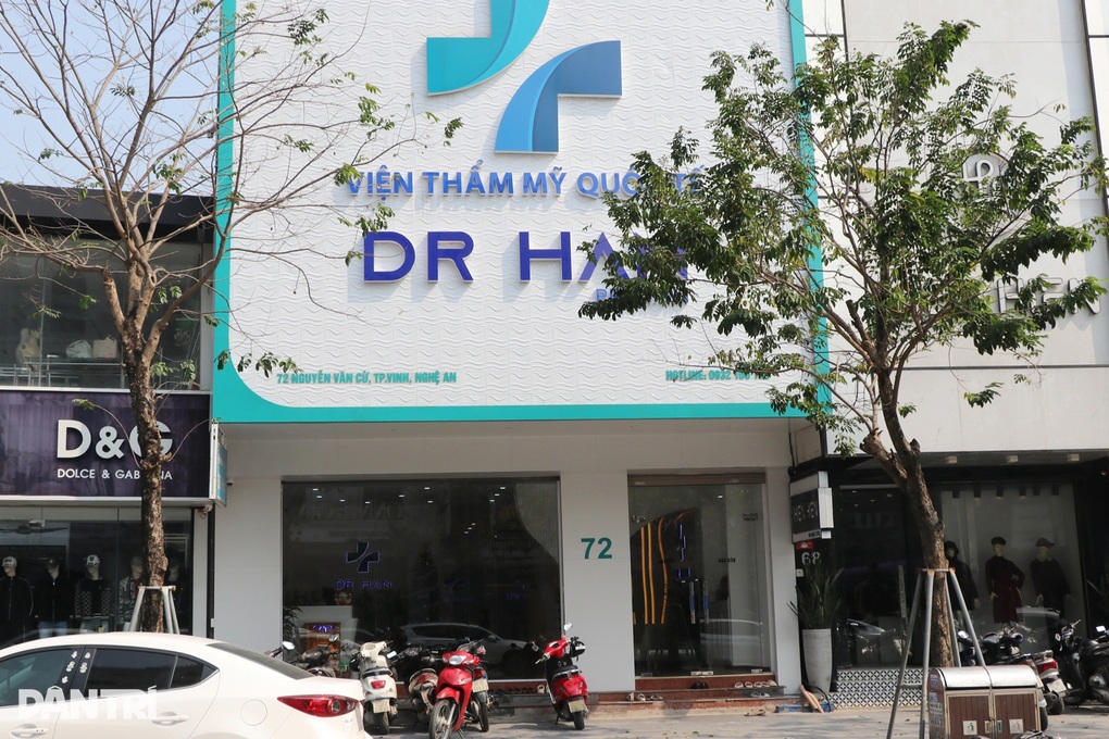 Bị khách làm loạn, viện thẩm mỹ lộ chuyện bị đình chỉ nhưng vẫn hoạt động - 1 Bị khách làm loạn, viện thẩm mỹ lộ chuyện bị đình chỉ nhưng vẫn hoạt động - 1