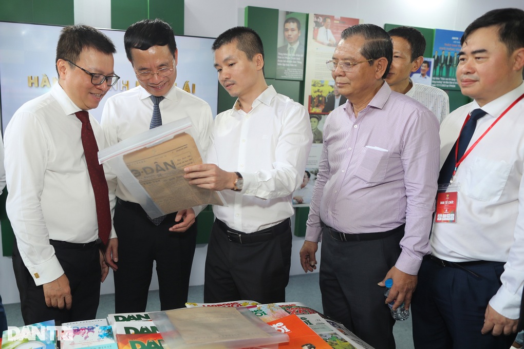 Tiếng trống khai mạc Hội Báo toàn quốc 2024 vang lên trên đại lộ Lê Lợi - 3 Tiếng trống khai mạc Hội Báo toàn quốc 2024 vang lên trên đại lộ Lê Lợi - 3