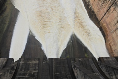 Ba bậc thang trên sông Đà mở 6 cửa xả lũ