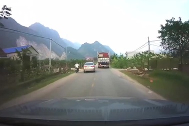 Đua nhau vượt xe khác - Bài học kinh nghiệm khi ra đường