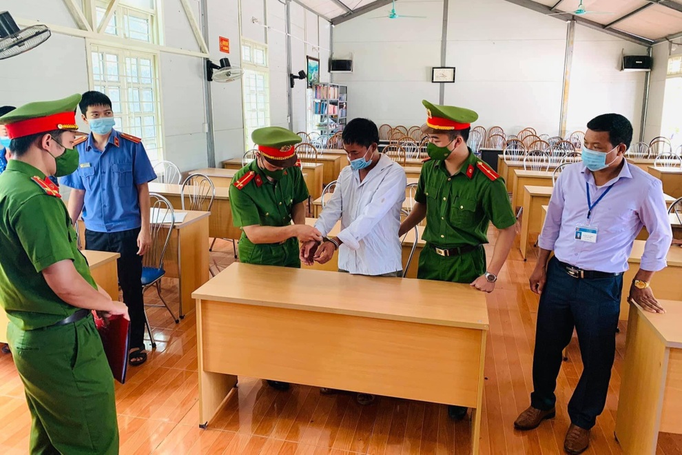 Bắt gã trai tẩm xăng giết vợ rồi tự tử bất thành - 1 Bắt gã trai tẩm xăng giết vợ rồi tự tử bất thành - 1