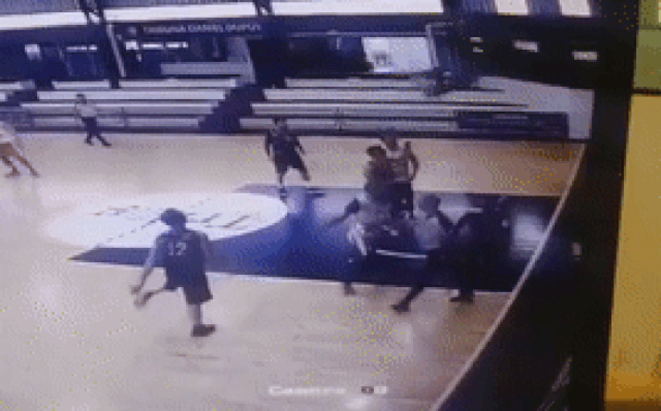 Bị thổi phạt, cầu thủ bóng rổ lao vào đánh trọng tài nhập viện - 1 Bị thổi phạt, cầu thủ bóng rổ lao vào đánh trọng tài nhập viện - 1