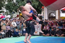 "Thần Sấm Belarus" càn quét hội làng: Nên mời đô vật Tây hay không?