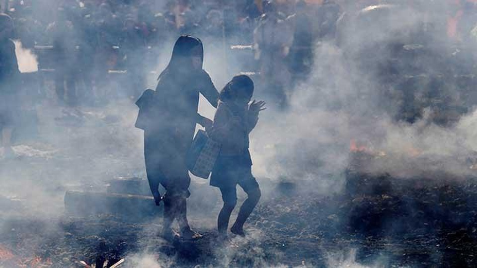 Bước trên lửa than đỏ rực để cầu nguyện vì đại dịch - 5 Bước trên lửa than đỏ rực để cầu nguyện vì đại dịch - 5