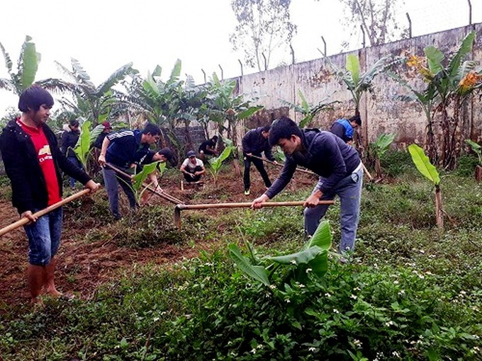 Học viên Cơ sở cai nghiện ma túy tỉnh Quảng Bình quét dọn,
tạo cảnh quan môi trường sạch, đẹp trong đơn vị