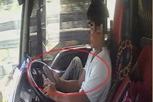 Xử phạt tài xế vừa lái xe trên cao tốc vừa lướt TikTok