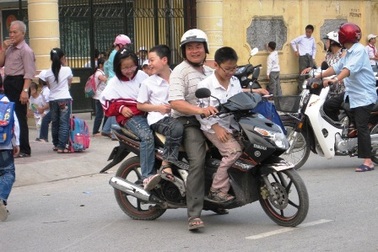 Cha mẹ chở con như... làm xiếc trên đường