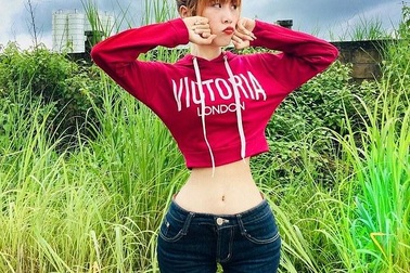 Cô gái tuyên bố vòng eo 37,8 cm là tự nhiên