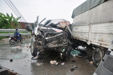 Xe tải đấu đầu xe khách, 7 người nguy kịch