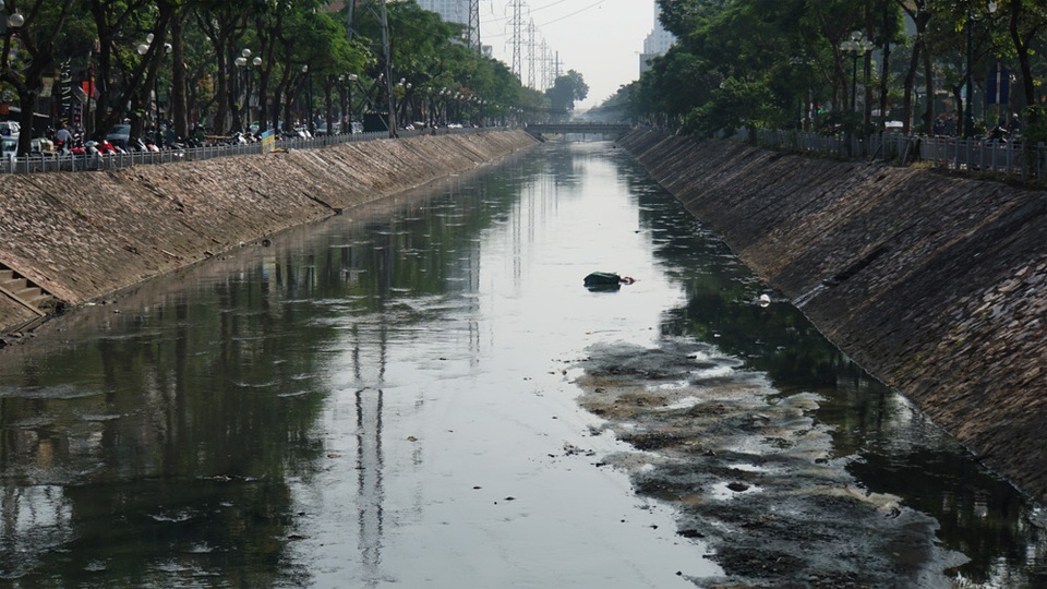 Hình ảnh những dòng sông bốc mùi ở Hà Nội mòn mỏi chờ “hồi sinh” - 5 Hình ảnh những dòng sông bốc mùi ở Hà Nội mòn mỏi chờ “hồi sinh” - 5