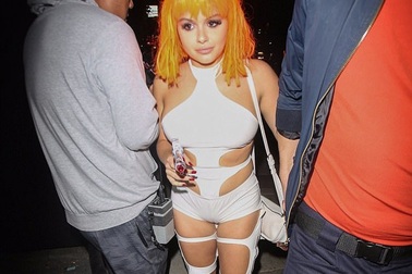 Ariel Winter mặc lố dự tiệc Halloween