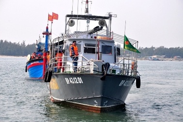 Gần 20 giờ vượt sóng gió cứu tàu bị nạn ở Hoàng Sa