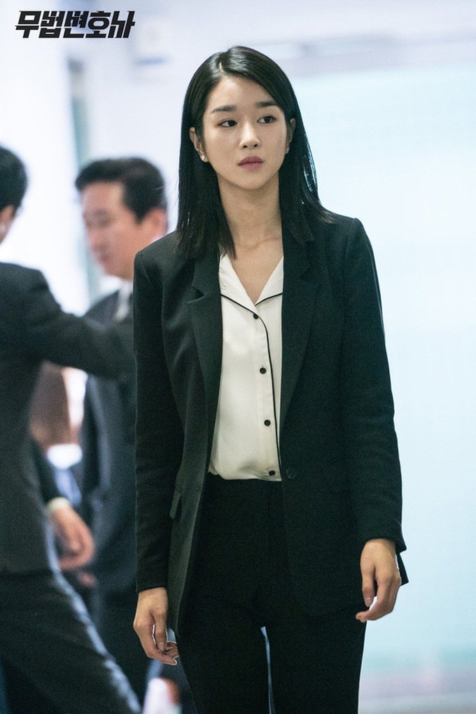 Chân dài nổi tiếng nhưng Seo Ye Ji cũng từng dìm dáng thảm hại vì chọn nhầm bộ suit khiến chân ngắn một mẩu - Ảnh 7. Chân dài nổi tiếng nhưng Seo Ye Ji cũng từng dìm dáng thảm hại vì chọn nhầm bộ suit khiến chân ngắn một mẩu - Ảnh 7.