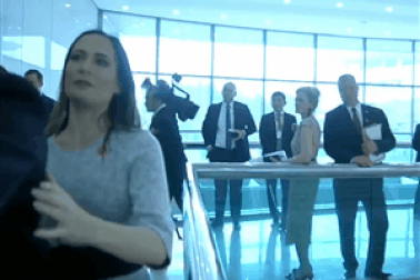 Video Thư ký báo chí Nhà Trắng xô đẩy với cận vệ Triều Tiên