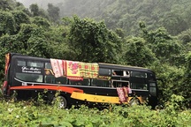 Xe khách lao xuống vực, hàng chục người hoảng loạn đập kính thoát thân