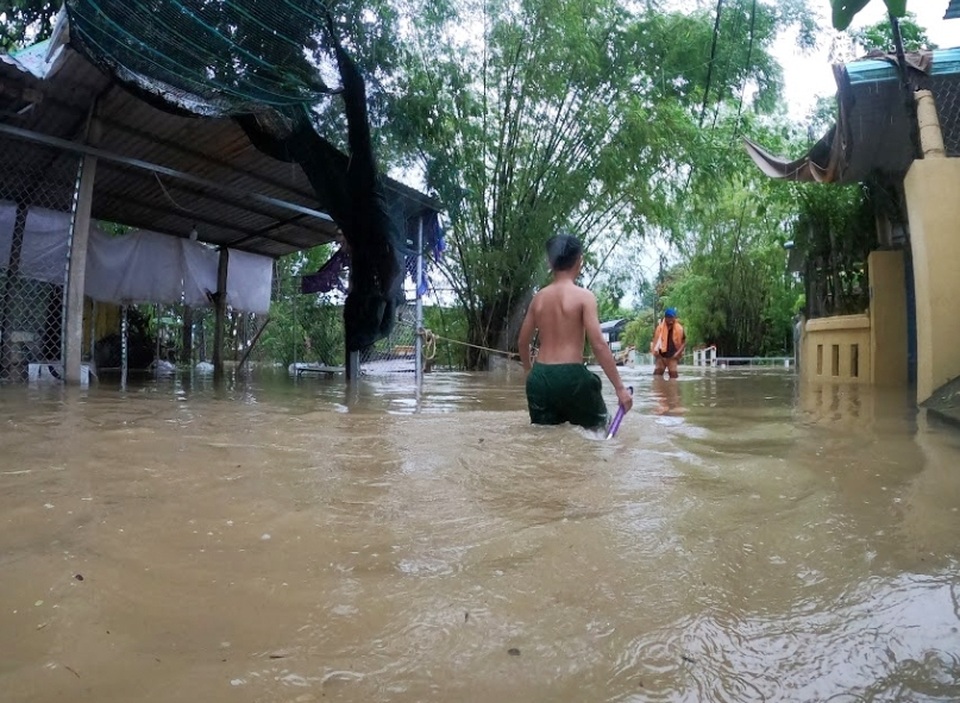 Mưa cực lớn, nước ngập ngang người, cây đổ la liệt - 1 Mưa cực lớn, nước ngập ngang người, cây đổ la liệt - 1