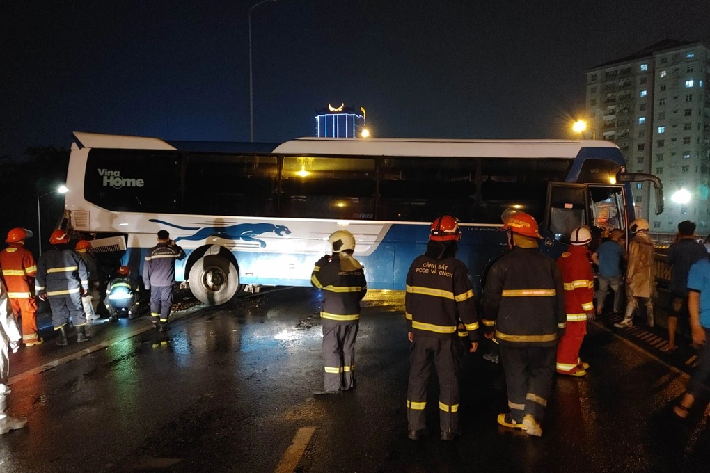 Vụ ô tô khách chắn ngang Vành đai 3: Lái xe tự gây tai nạn - 1 Vụ ô tô khách chắn ngang Vành đai 3: Lái xe tự gây tai nạn - 1