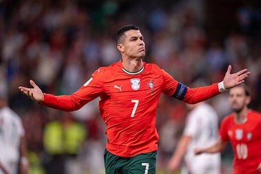 Ronaldo tỏa sáng ở Bồ Đào Nha, Tây Ban Nha thắng đậm, Anh đoạt vé World Cup