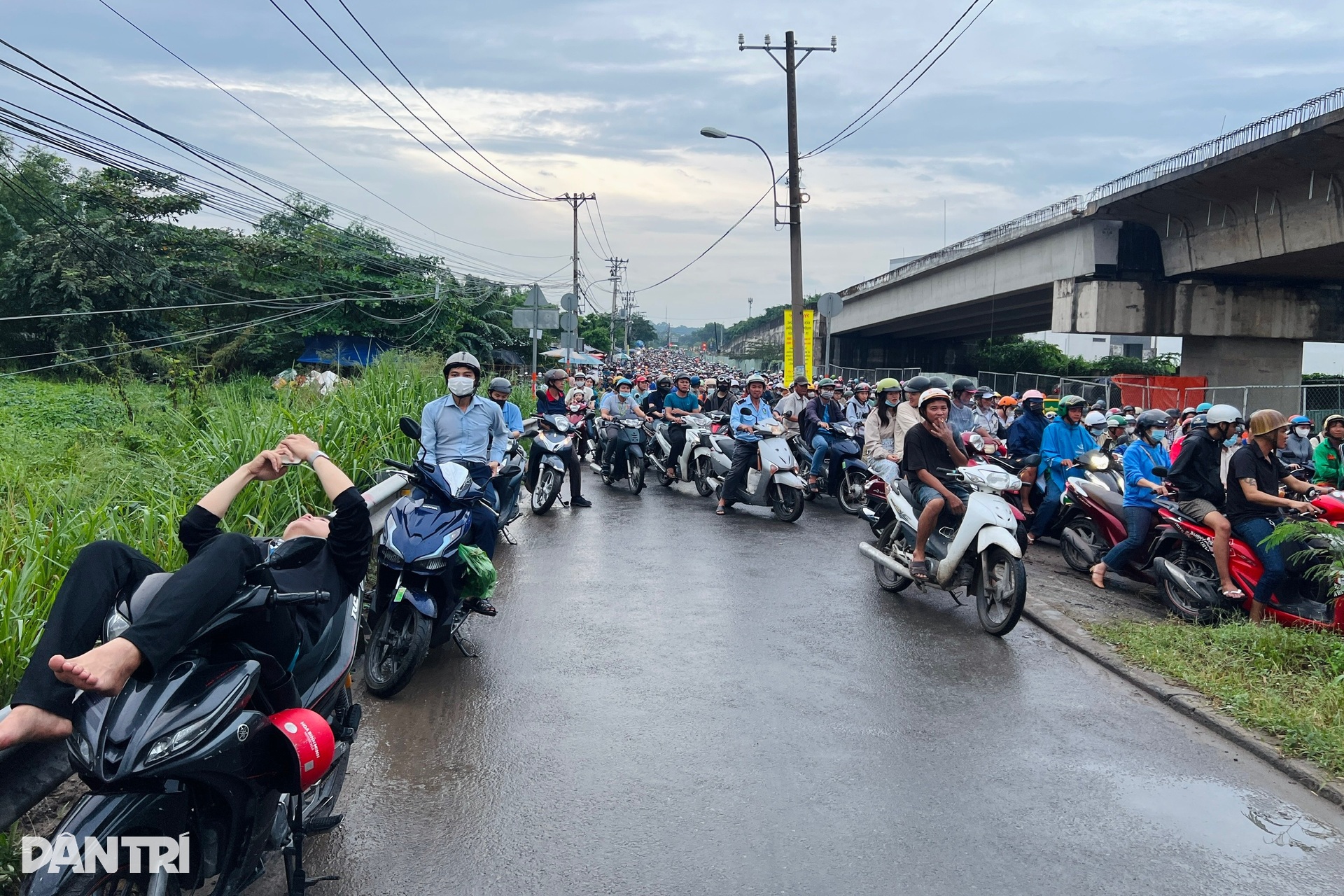 Người dân dừng xe nằm đợi vì kẹt xe trên cầu Tăng Long ở TP Thủ Đức - 3 Người dân dừng xe nằm đợi vì kẹt xe trên cầu Tăng Long ở TP Thủ Đức - 3