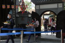 Nam thanh nữ tú bịt khẩu trang đi cầu duyên chùa Hà trong ngày lễ Tình nhân