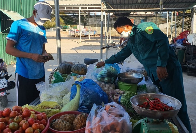 Dân quân bán rau giúp tiểu thương trong khu cách ly - 7 Dân quân bán rau giúp tiểu thương trong khu cách ly - 7