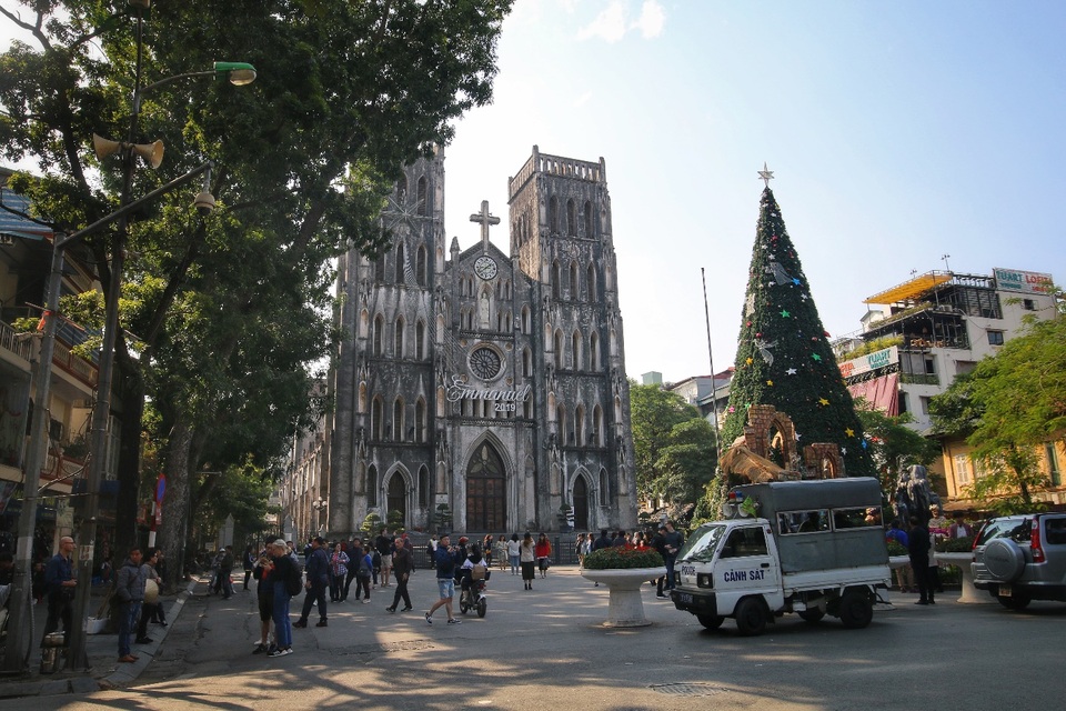 Chiêm ngưỡng những cây thông Noel khổng lồ trên đường phố Hà Nội - 1 Chiêm ngưỡng những cây thông Noel khổng lồ trên đường phố Hà Nội - 1