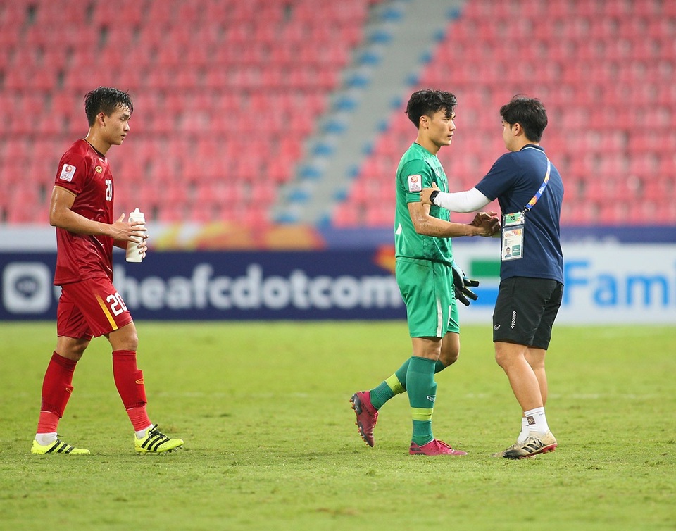 Cầu thủ U23 Việt Nam ôm động viên thủ môn Bùi Tiến Dũng - 6 Cầu thủ U23 Việt Nam ôm động viên thủ môn Bùi Tiến Dũng - 6
