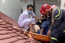 Cảnh sát leo mái nhà cứu người đàn ông bị ngã gãy chân