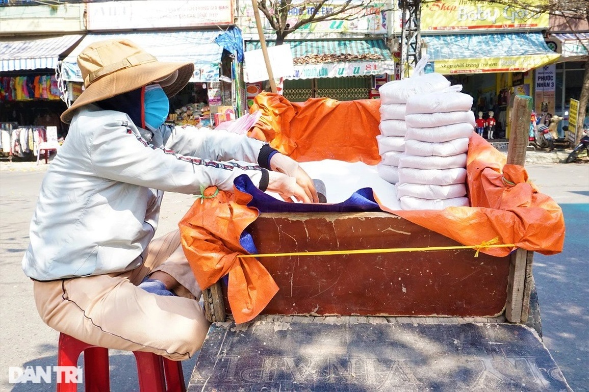 Nghề bán cát thay lư hương lên ngôi dịp Tết - 1 Nghề bán cát thay lư hương lên ngôi dịp Tết - 1