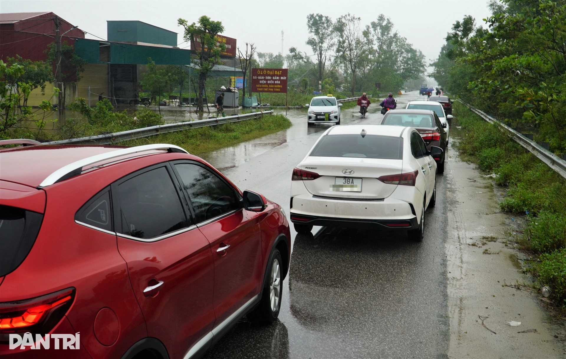 Nhiều tuyến đường ở Hà Tĩnh ngập nước lũ, tài xế ô tô chật vật xoay xở  - 4