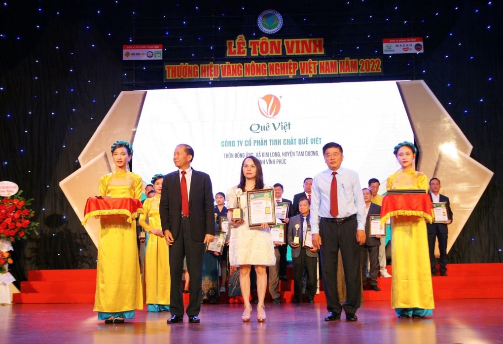 Quê Việt được vinh danh Thương hiệu vàng nông nghiệp Việt Nam năm 2022 - 1 Quê Việt được vinh danh Thương hiệu vàng nông nghiệp Việt Nam năm 2022 - 1