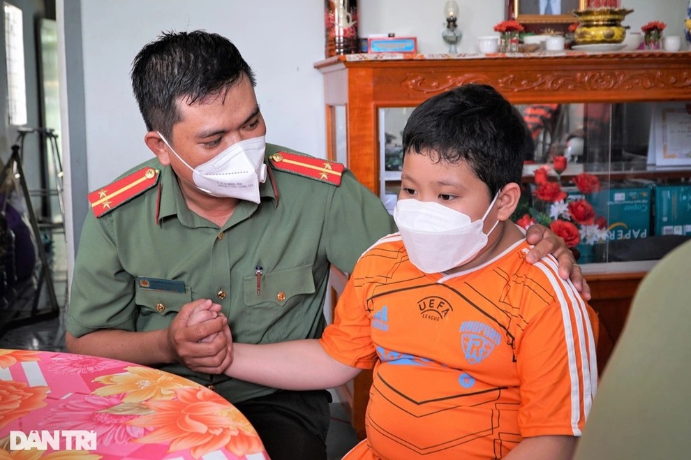 Công an băng đồng, vượt sông mang tình thương cho em hậu Covid - 4 Công an băng đồng, vượt sông mang tình thương cho em hậu Covid - 4