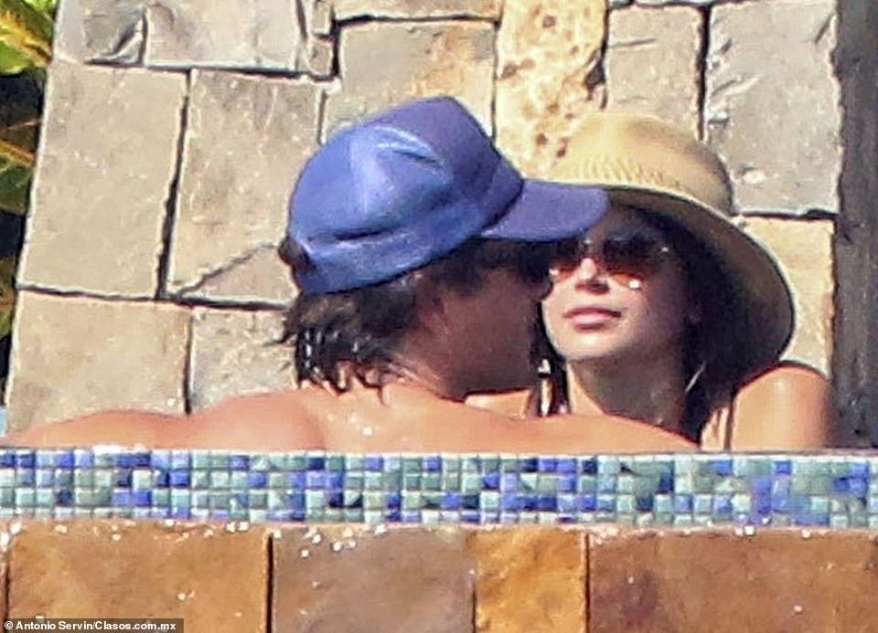Siêu mẫu Kaia Gerber tình tứ bên bạn trai mới - 6 Siêu mẫu Kaia Gerber tình tứ bên bạn trai mới - 6
