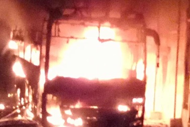 Xe khách cháy trơ khung trong bãi đỗ