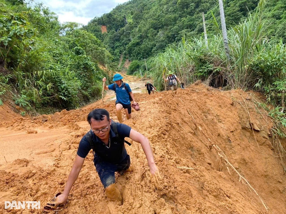 Báo Dân trí tiếp nhận hơn 272 triệu đồng giúp người dân vùng lũ ở Nghệ An - 4 Báo Dân trí tiếp nhận hơn 272 triệu đồng giúp người dân vùng lũ ở Nghệ An - 4