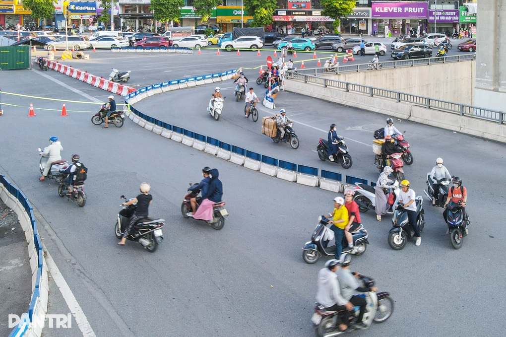 Giao thông hỗn loạn vì lô cốt trên đường Nguyễn Trãi - 5 Giao thông hỗn loạn vì lô cốt trên đường Nguyễn Trãi - 5