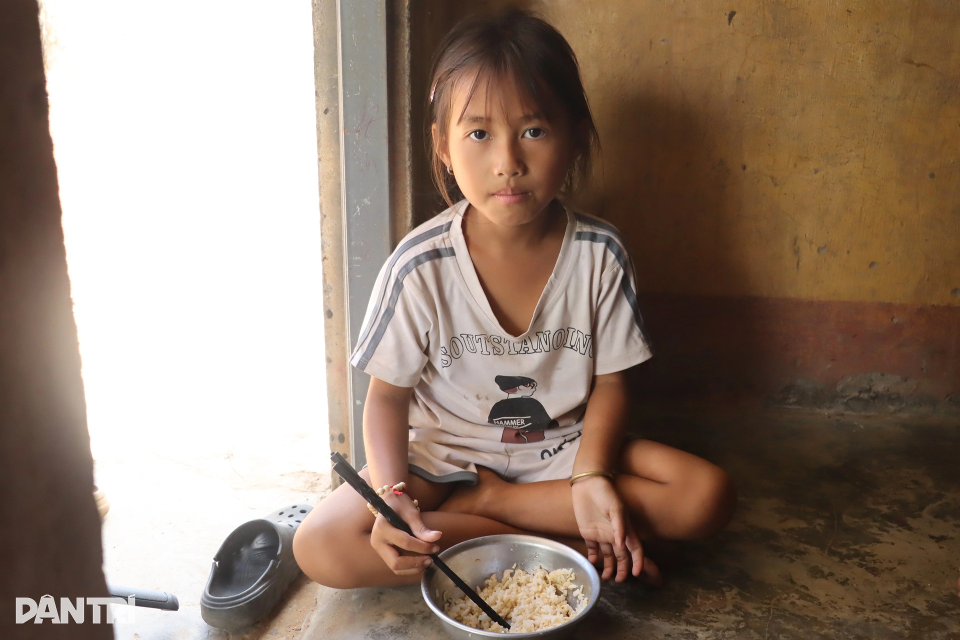 20 học sinh tự sống với nhau ở khu nhà hoang, bữa cơm chỉ cá khô và mì tôm - 4