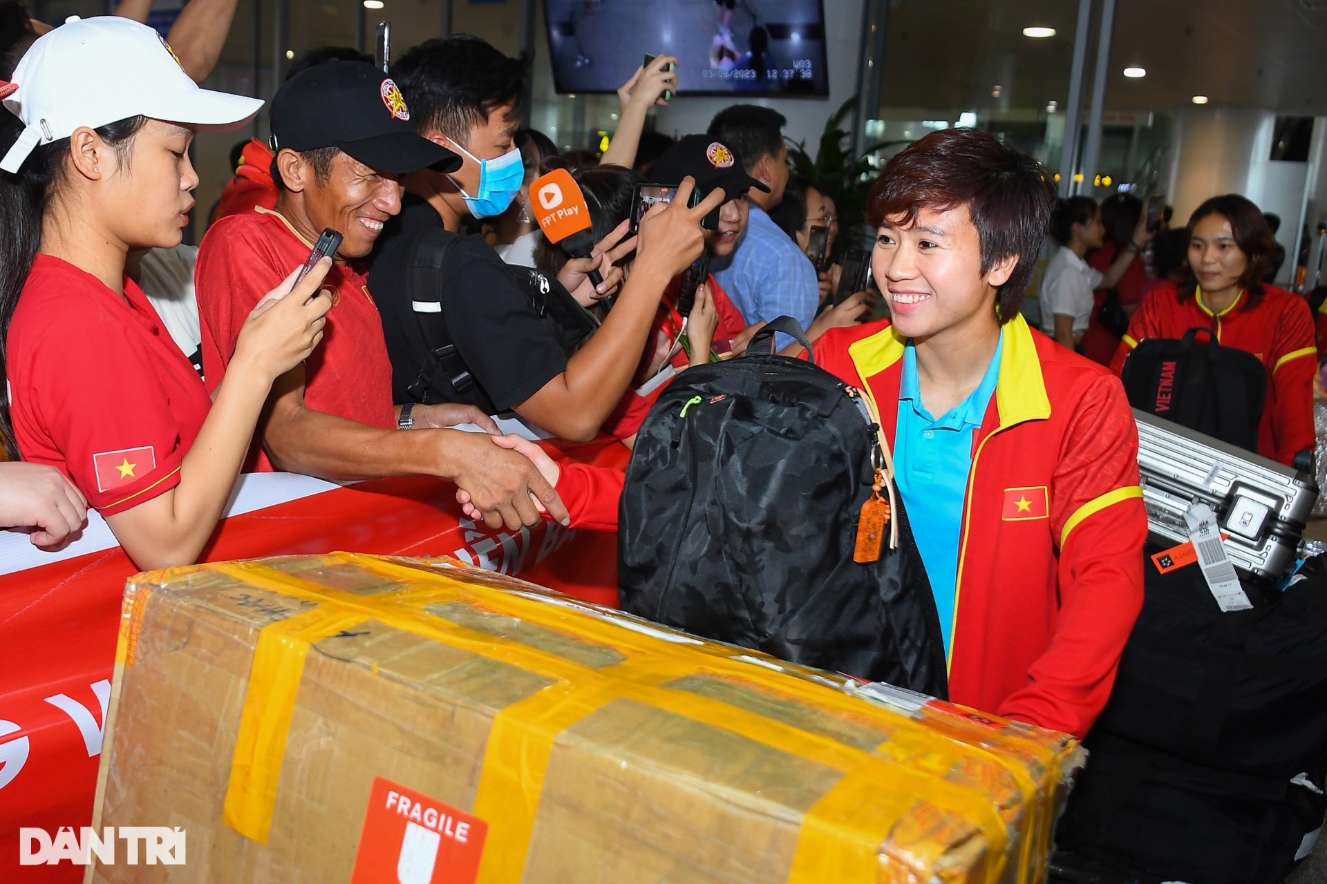 Tuyển nữ Việt Nam rạng rỡ ngày về nước, HLV Mai Đức Chung nhận quà đặc biệt - 7